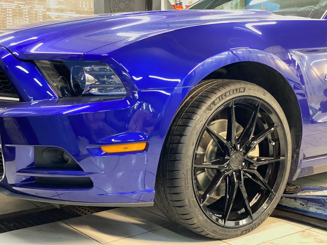 Ford Mustang на 20" дисках Rohana RFX13 фото 1
